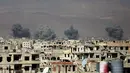 Kondisi kota Arbin yang dipenuhi kepulan asap usai terkena serangan udara dari pasukan Assad di wilayah Ghouta Timur, Suriah (7/2). Akibat serangan ini dilaporkan sedikitnya, 47 warga sipil tewas. (AFP Photo/Amer Almohibany)