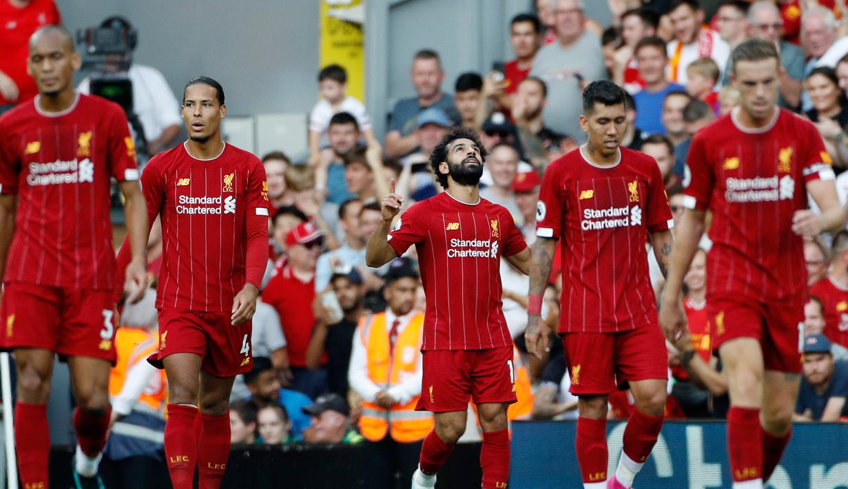 Pemain Liverpool Mohamed Salah (tengah) merayakan setelah mencetak gol ketiga timnya ke gawang Arsenal saat bertanding dalam Liga Inggris di Stadion Anfield, Liverpool, Inggris, Sabtu (24/8/2019). Liverpool menang 3-1 dan kukuh di puncak klasemen sementara. (AP Photo/ Rui Vieira)