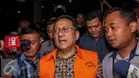 Awalnya Ketua DPD RI, Irman Gusman, tidak begitu saja mengakui menerima uang Rp100 juta diduga suap dari Direktur Utama CV Semesta Berjaya saat tim KPK melakukan OTT di rumah dinasnya, Jakarta, Sabtu (17/9). (Liputan6.com/Faizal Fanani)