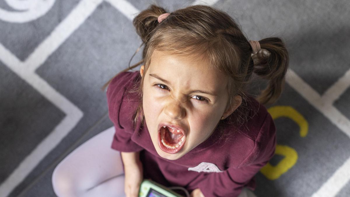 Cara Menangani Anak Tantrum: Bersikap Tenang