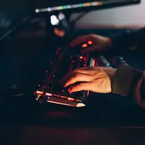 Cara penjahat siber mengakses perangkat retasan (foto: Pexels/Anete Lusina)