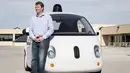 Direktur Self Driving Cars Project, Chris Urmson berpose di depan mobil self-driving prototipe selama preview media prototipe kendaraan otonom Google di Moutain View, California (29/9/2015). (REUTERS/Elia Nouvelage)