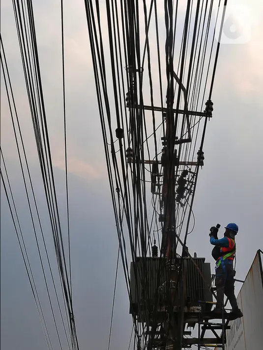 Petugas melakukan inspeksi trafo listrik di kawasan Ciledug Kota Tangerang, Jumat (26/8/2022). Pemerintah menganggarkan subsidi listrik pada 2023 sebesar Rp 72,32 triliun atau lebih tinggi 21,4 persen dari tahun lalu. (Liputan6.com/Angga Yuniar)