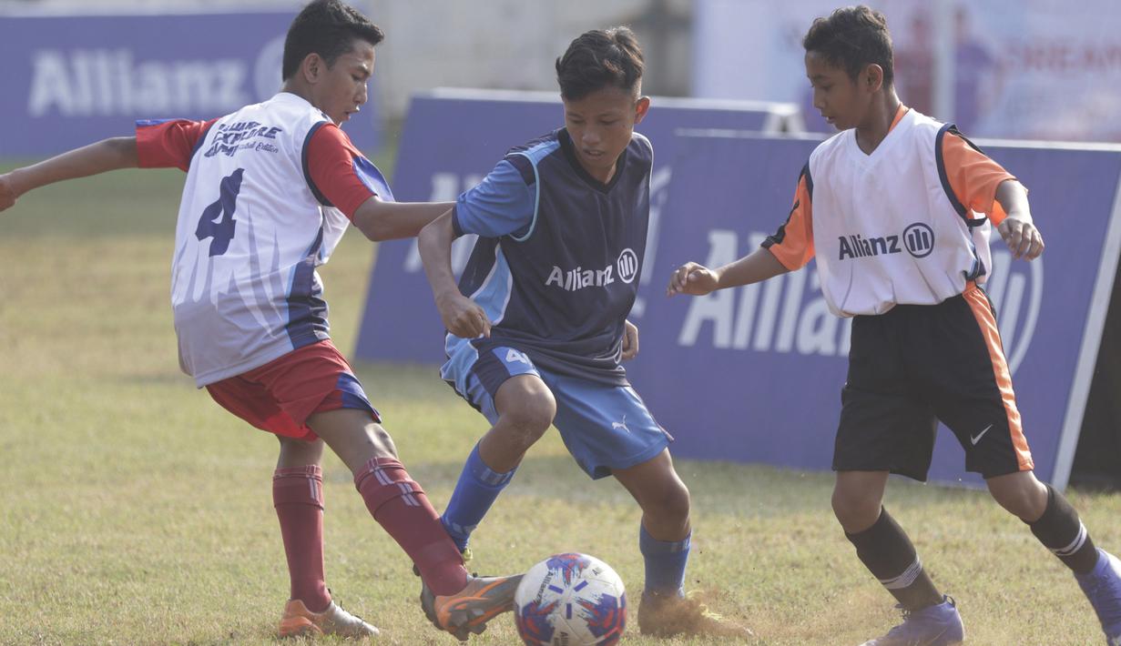 Sejumlah anak mengikuti tes fisik program Allianz Explorer Camp 2019 di Lapangan PSPT Tebet, Jakarta, Sabtu (22/6). Nantinya akan ada pemenang yang diberangkatkan ke Singapura dan Munchen. (Bola.com/Vitalis Yogi Trisna)
