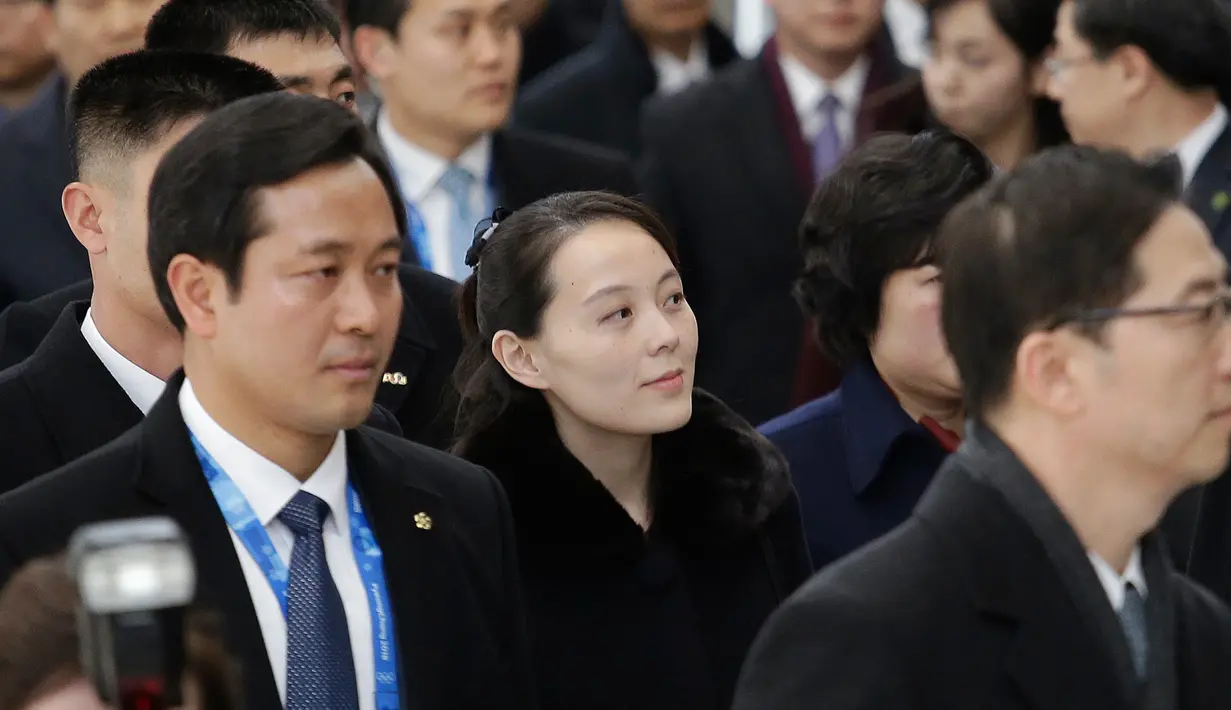 Ekspresi adik perempuan Kim Jong-un, Kim Yo-jong saat tiba di Bandara Internasional Incheon, Korea Selatan, Jumat (9/2). Kim Yo-jong menjadi anggota pertama keluarganya yang mengunjungi Korea Selatan sejak Perang Korea 1950-1953 (AP Photo/Ahn Young-joon)
