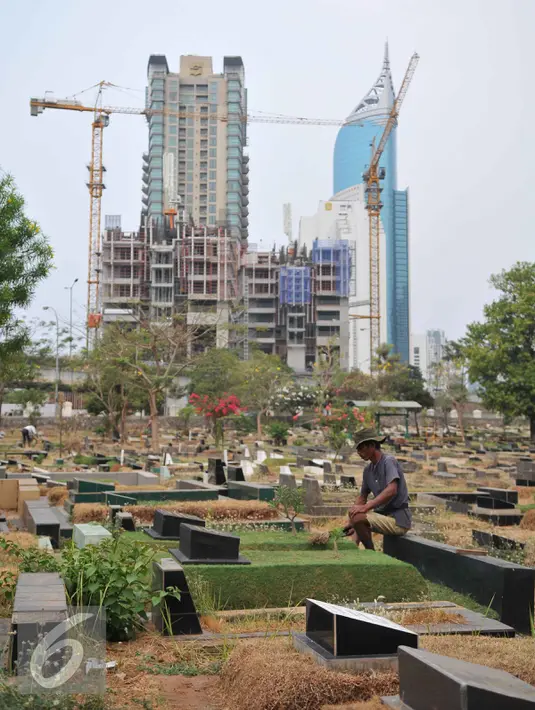 Seorang perawat makam merapikan salah satu makam di TPU Karet Bivak, Jakarta, Rabu (7/10/2015).  Pengamat Tata Kota dari Universitas Trisakti Nirwono Yoga memprediksi DKI Jakarta akan mengalami krisis lahan makam pada 2017. (Liputan6.com/Gempur M Surya)