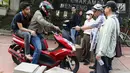 Aktivis Koalisi Pejalan Kaki (KPK) menghadang pengendara sepeda motor yang menerobos trotoar di depan Tempat Pemakaman Umum (TPU) Menteng Pulo, Jalan Casablanca, Jakarta Selatan, Jumat (21/7). (Liputan6.com/ Immanuel Antonius)