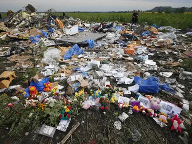 Untaian bunga diletakkan di dekat lokasi jatuhnya pesawat Malaysia Airlines MH-17 di Donetsk, Ukraina, (19/7/2014). (REUTERS/Maxim Zmeyev)