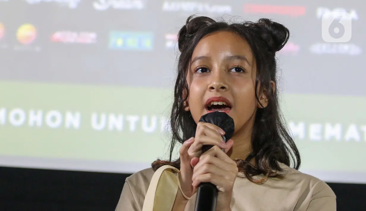 Aktris Widuri Putri memberikan keterangan saat jumpa pers peluncuran film Keluarga Cemara 2 di Jakarta, Senin (20/6/2022). Film Keluarga Cemara 2 akan tayang pada 23/6/2022, yang menceritakan drama kehidupan keluarga yang hits era tahun 90an. (Liputan6.com/Herman Zakharia)