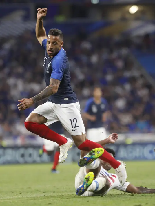 Aksi pemain Prancis, Corentin Tolisso menghidari adangan pemain Amerika Serikat, Weston Mckennie pada laga uji coba di Groupama stadium, Decines, Lyon (9/6/2018). Prancis dan Amerika bermain imbang 1-1. (AP/Laurent Cipriani)