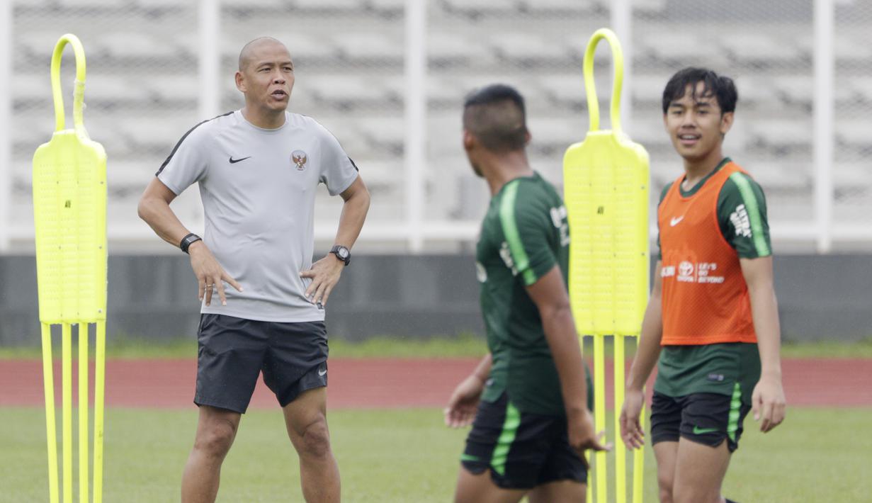 Asisten pelatih Timnas Indonesia U-22, Nova Arianto, saat latihan di Stadion Madya, Senayan, Jakarta, Senin (12/1). Latihan kali ini tidak dipimpin Indra Sjafri karena sedang mengikuti lisensi kepelatihan Pro AFC di Spanyol. (Bola.com/M Iqbal Ichsan)