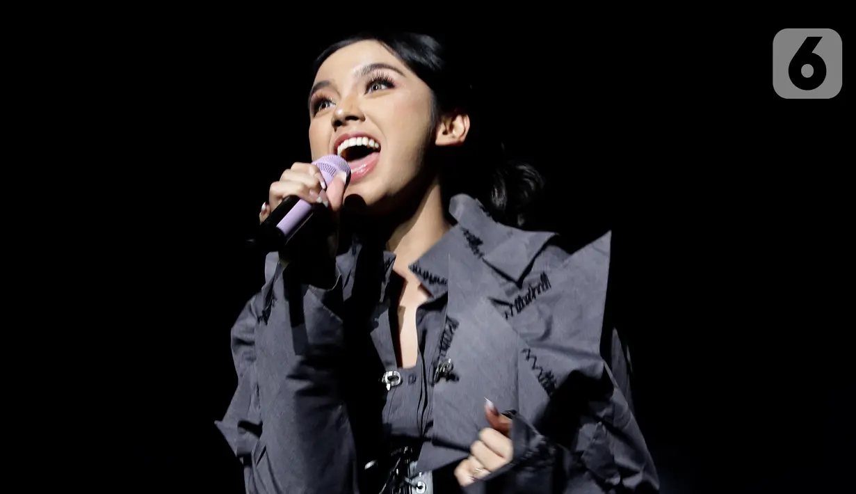 Penyanyi Lyodra saat tampil di panggung JISPHORIA yang digelar di Jakarta International Stadium (JIS), Sabtu (1/10/2022). Sejumlah lagu hits dibawakan untuk menghibur penggemarnya. (Liputan6.com/Helmi Fithriansyah)
