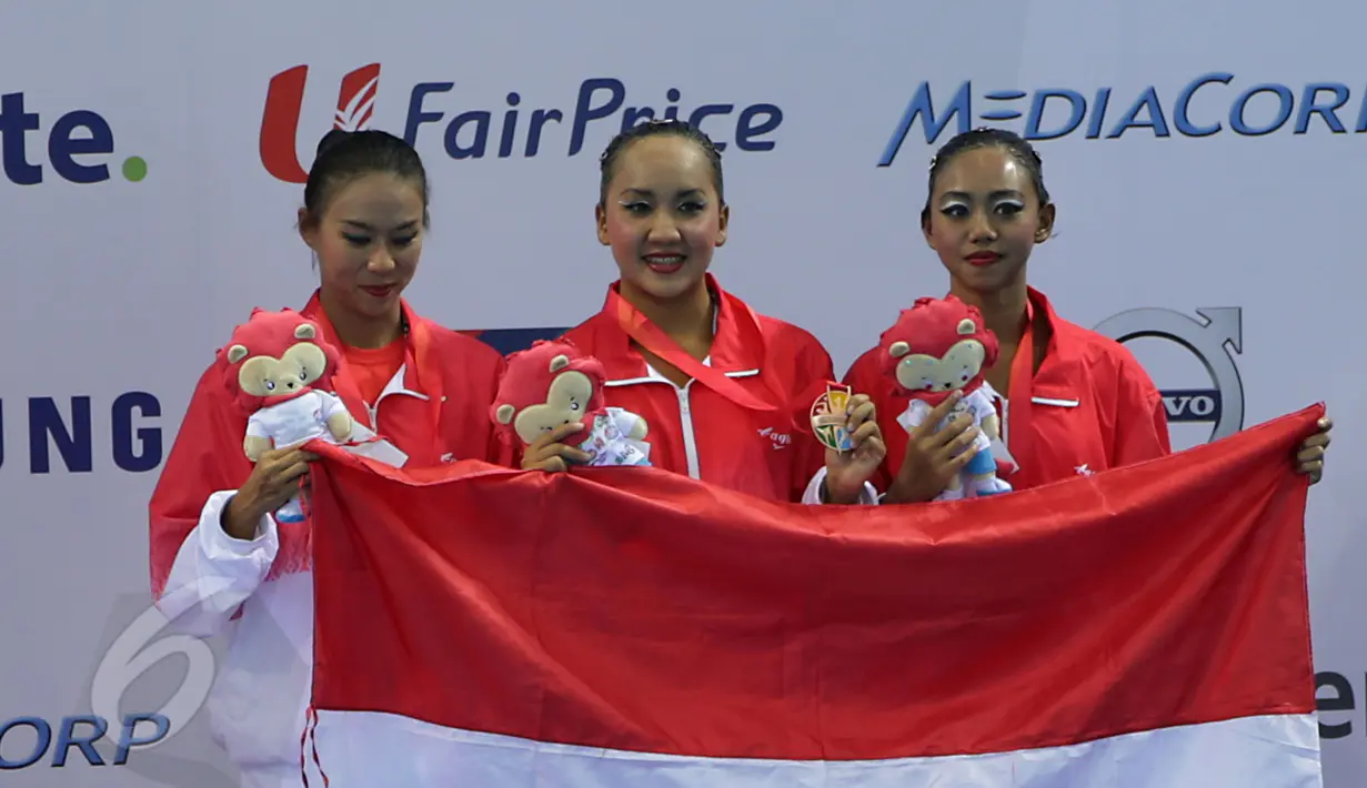 Tim renang indah Indonesia kembali berhasil merebut medali perunggu bagi kontingen Merah Putih di Sea Games 2015 Singapura. Tim renang indah Indonesia saat penerimaan medali perunggu di OCBC Aquatic Centre, Kamis (3/6). (Liputan6.com/Helmi Fithriansyah)