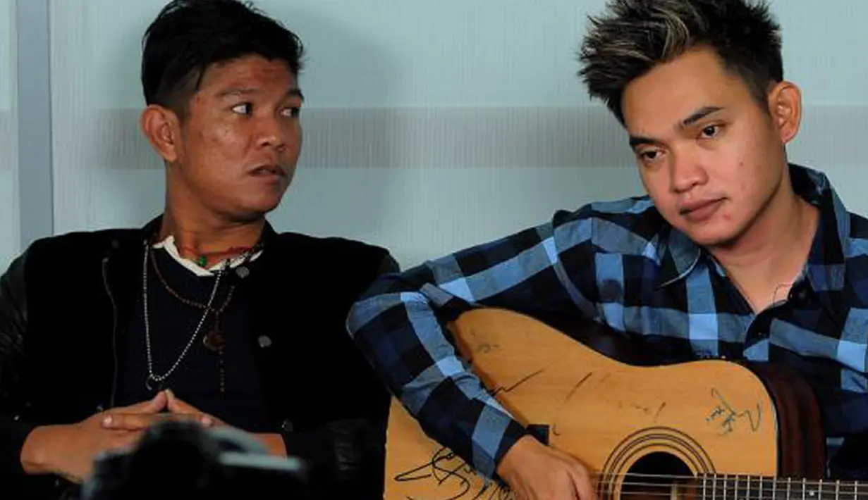 Andika Mahesa atau Andika Kangen Band (kiri) merasa sangat stress saat dirinya dipecat dari Kangen Band. Menurut sang manajer, Dhody, Andika sering berperilaku aneh dengan mengatakan ingin bunuh diri (Liputan6.com)