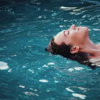 Ilustrasi orang sedang berenang. (Foto: Unsplash/Haley Phelps)