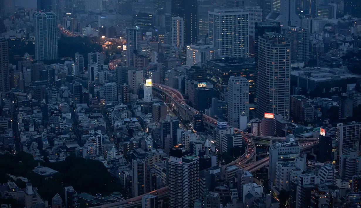 Gambar pada 19 Agustus 2019 memperlihatkan pemandangan cakrawala Tokyo terlihat dari dek observasi Menara Roppongi Hills. Wisatawan dapat melihat berbagai gedung pencakar langit yang semua tertata rapi di kota terkenal sibuk ini. (AP Photo/Jae C. Hong)