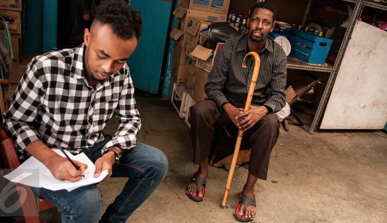 Pengungsi mengisi formulir di depan UNHCR, Jakarta, Senin (6/2). Mereka menilai UNHCR tidak jelas dalam mengurus administrasi yang menyebabkan para pengungsi tanpa kepastian hingga bertahun-tahun menetap di negara ketiga. (Liputan6.com/Gempur M Surya)