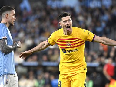 Pemain Barcelona, Robert Lewandowski, melakukan selebrasi setelah mencetak gol ke gawang Celta Vigo pada laga Liga Spanyol di Stadion Balaidos, Minggu (18/2/2024). Barca menang dengan skor 2-1. (AFP/Miguel Riopa)
