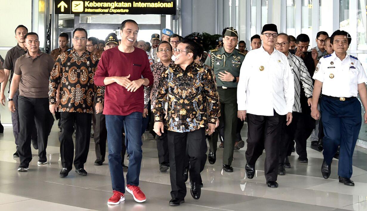 Presiden Jokowi berbincang dengan Ketum PKB, Muhaimin Iskandar saat menghadiri peresmian Stasiun Bandara Soekarno-Hatta (2/1). Jokowi terlihat mengenakan kaus lengan panjang warna merah dan sepatu olahraga. (Liputan6.com/Pool/Biro Pers Kepresidenan)