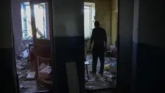 Seorang penduduk setempat mengumpulkan barang-barang dari rumahnya yang rusak berat setelah serangan Rusia di Pokrovsk, Ukraina timur, Rabu (25/5/2022). Dua roket menghantam kota Pokrovsk, di wilayah Donetsk pada Rabu pagi, menyebabkan sedikitnya empat cedera. (AP Photo/Francisco Seco)