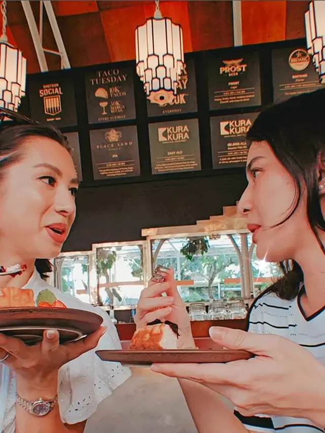 Dian Sastrowardoyo dan Jennifer Bachdim. [Foto: Instagram/therealdisastr]