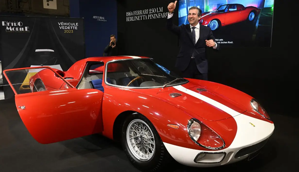 Sebuah Ferrari 250 LM tahun 1963 dipamerkan pada pameran mobil klasik internasional Retromobile edisi ke-47 di Paris Expo Porte de Versailles, Paris, Prancis, 31 Januari 2023. Retromobile yang berlangsung pada tanggal 1 hingga 5 Februari 2023 menawarkan kesempatan kepada pengunjung untuk menemukan kembali model dan koleksi mobil klasik. (Emmanuel DUNAND/AFP)
