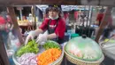 Seorang penjual menyiapkan sayuran dalam festival kuliner di kota tua Phuket, Thailand (13/9/2020). Festival selama dua hari itu digelar untuk mendorong pariwisata dan perekonomian setempat. (Xinhua/Zhang Keren)