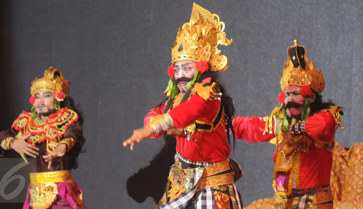 Drama tari turunnya Bhagavad Gita ditampilkan pada perayaan Gita Jayanti yang digelar International Society for Krishna Consciousness (Iskon) di Jakarta, Sabtu (24/12). (Liputan6.com/Helmi Afandi)