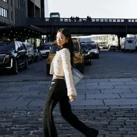 Dalam film tersebut, ia tampil dengan berbagai gaya khasnya, bergerak bebas di jalanan Manhattan hingga dalam studio foto, selaras dengan irama lagu klasik She Drives Me Crazy dari Fine Young Cannibals. [Dok/Chanel].