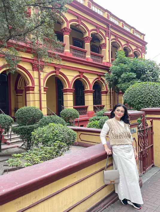 Penampilan manis Bella Saphira saat berlibur. Ia mengenakan sweater putih yang ditumpuknya dengan vest rajut cokelat, dipadu dengan rok panjang yang senada dengan atasannya. [Foto: Instagram/bellasaphiraofficial]