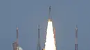 <p>Jika robot pendarat dan penjelajah Chandrayaan-3 berhasil mendarat dengan utuh, itu akan menjadi pencapaian yang belum pernah dicapai oleh negara lain selain China pada abad ini. (AP Photo/Aijaz Rahi)</p>