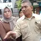 Winarno Jati, juru bicara perwakilan warga RW 08 Kelurahan Sekejati memberikan keterangan kepada wartawan. (Liputan6.com/Huyogo Simbolon)