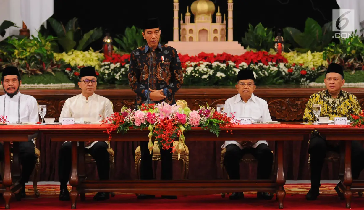 Presiden Joko Widodo atau Jokowi (tengah) memberi sambutan saat menerima pimpinan lembaga negara untuk buka puasa bersama di Istana Negara, Jakarta, Senin (6/5/2019). Jokowi mengajak pimpinan lembaga negara untuk buka puasa bersama pada hari pertama bulan suci Ramadan. (Liputan6.com/Angga Yuniar)