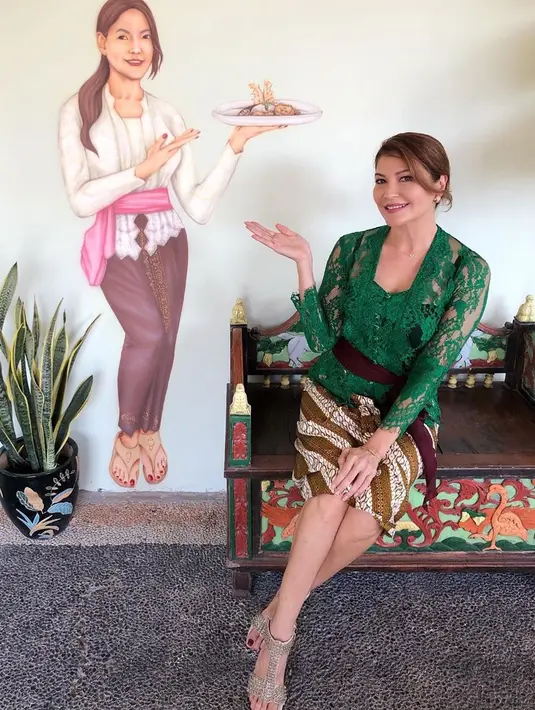 Selama di Bali, Tamara Bleszynski kerap mengunggah aktivitas sehari-harinya. Wanita yang berulang tahun pada 25 Desember ini nampak anggun dalam balutan kebaya Bali. (Liputan6.com/IG/@tamarableszynskiofficial)