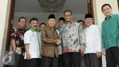 Calon Gubernur DKI Jakarta nomor urut tiga, Anies Baswedan bersalaman dengan mantan Wakil Presiden RI Hamzah Haz yang juga merupakan tokoh PPP saat melakukan kunjungannya, Jakarta, Rabu (16/11). (Liputan6.com/Helmi Affandi)