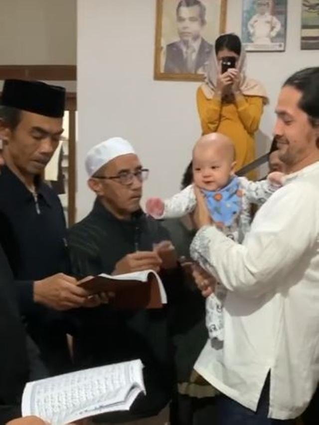 6 Potret Aqiqah Anak Kimberly Rider, Tingkah Rayden Bikin Gemas