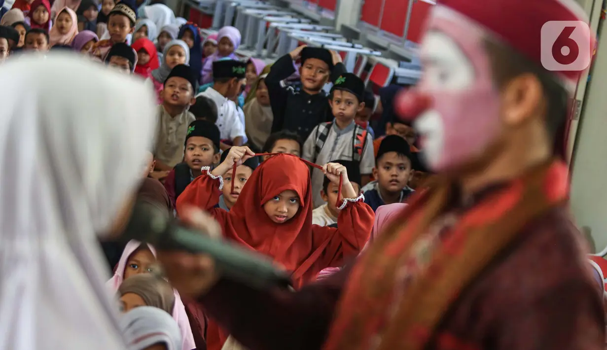 10 tahun lebih, ustaz Yahya mengajar sembari mengenakan kostum badut. (Liputan6.com/Angga Yuniar)
