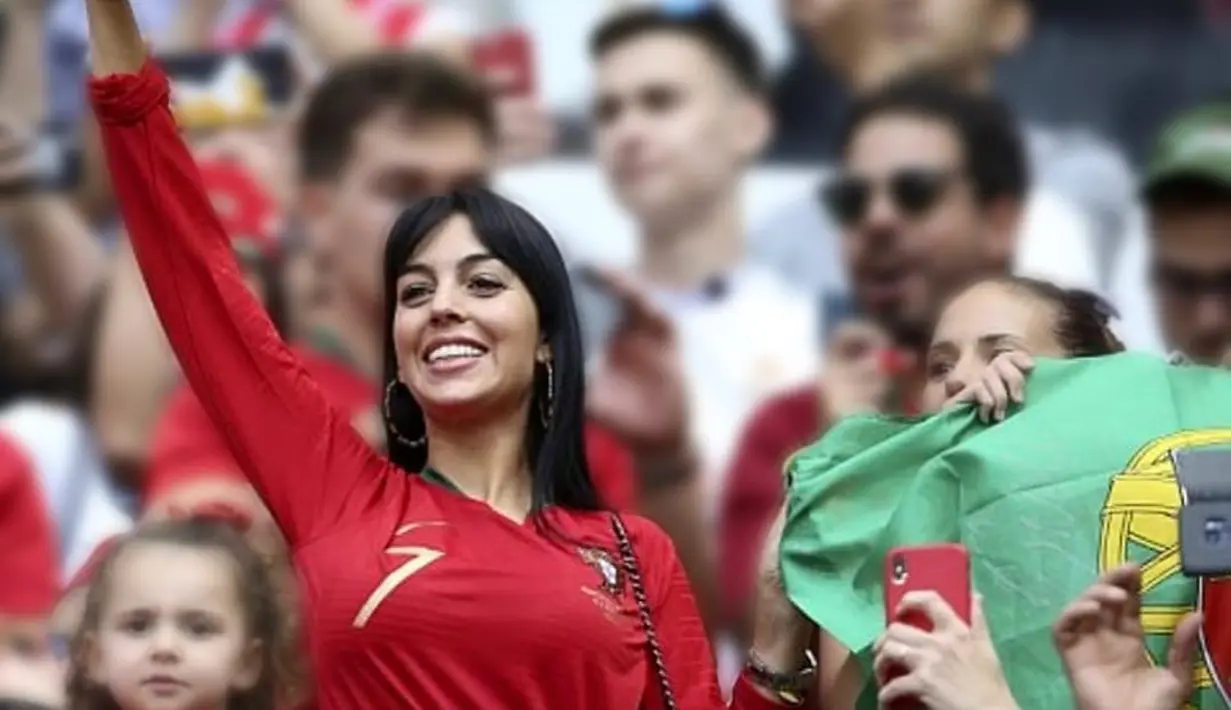 Perempuan berkebangsaan Spanyol ini sangat antusias saat melihat Cristiano Ronaldo. Memakai jersey dengan nomor 7 timnas Portugal kerap dilakukan oleh Georgina. Dukungan dari tribun sang kekasih membuat Ronaldo kian bersemangat dalam bermain. (Liputan6.com/IG/@georginagio)
