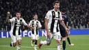 Striker Juventus, Mario Mandzukic, merayakan gol yang dicetaknya ke gawang Valencia pada laga Liga Champions di Stadion Allianz, Turin, Selasa (27/11). Juventus menang 1-0 atas Valencia. (AFP/Marco Bertorello)