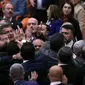 Anggota parlemen Turki bertengkar selama negosiasi anggaran 2023 di Majelis Agung Nasional Turki di Ankara, Turki, pada 5 Desember 2022. (Adem Altan/AFP)