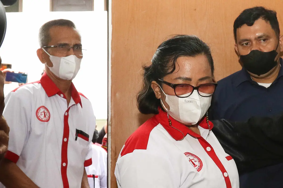 Jelang Sidang, Bharada E Berlutut Dihadapan Orang Tua Brigadir J