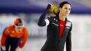 Atlet asal Amerika Serikat, Brittany Bowe, melakukan selebrasi usai mengakahkan wakil Belanda Jutta Leerdam pada nomor 1000 m putri di Kejuaraan Dunia Speed Skating di Thialf ice arena, Heerenveen, Belanda, Minggu (24/1/2021). (AP/Peter Dejong)