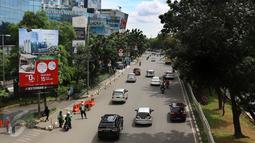 Kendaraan melintasi jalan Casablanca Raya, Jakarta, , Sabtu (24/12). Menjelang natal sejumlah ruas jalanan Jakarta tampak lengang. (Liputan6.com/Herman Zakharia)