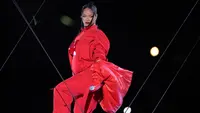 Rihanna tampil pada acara turun minum pertandingan sepak bola NFL Super Bowl 57 antara Kansas City Chiefs dan Philadelphia Eagles di Glendale, Arizona, Amerika Serikat, 12 Februari 2023. Perut Rihanna yang membesar dengan cepat memicu spekulasi warganet bahwa ia mungkin hamil anak keduanya dengan pasangan A$AP Rocky. (AP Photo/Godofredo A. Vasquez)