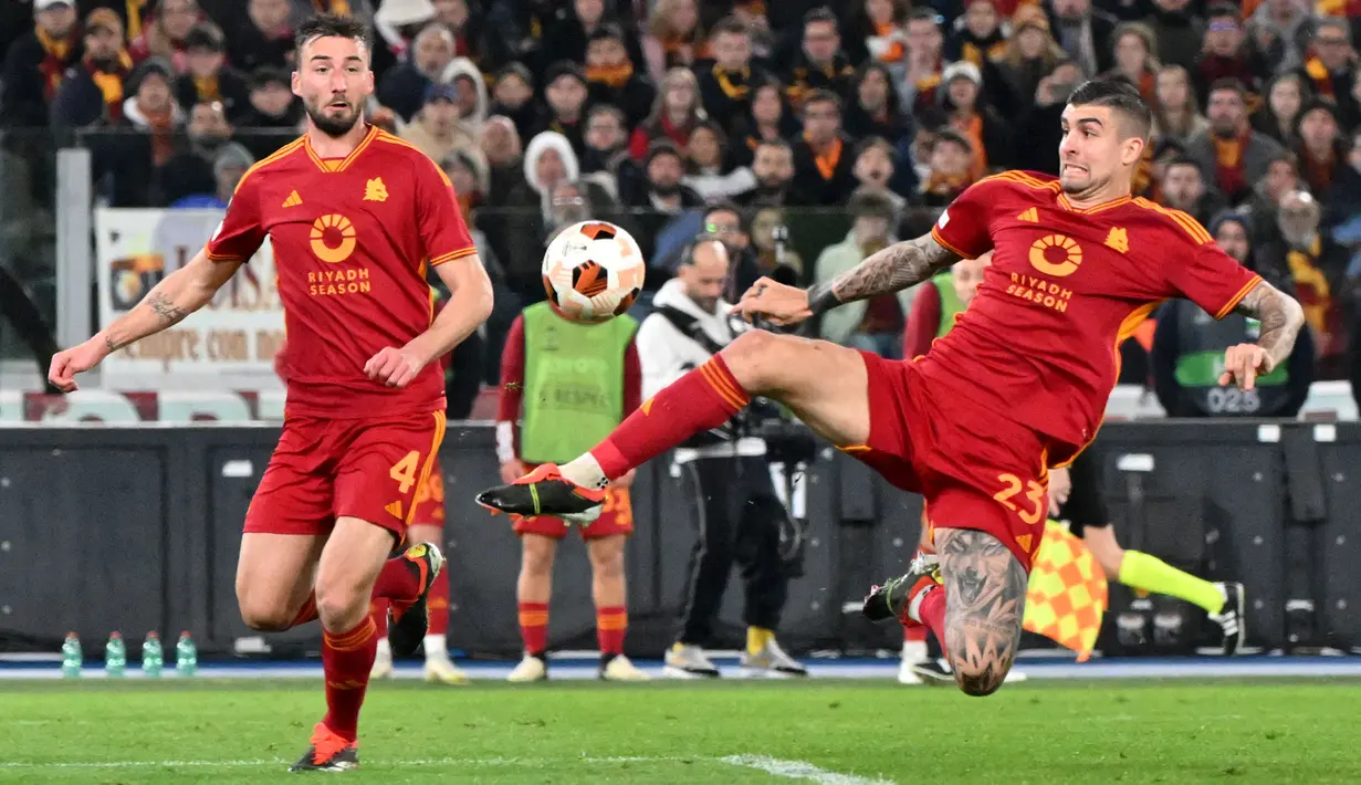 Pemain AS Roma, Gianluca Mancini mencetak gol ketiga timnya ke gawang Brighton melalui tendangan first time pada laga leg pertama 16 besar Liga Europa 2023/2024 di Olympic Stadium, Roma, Italia, Jumat (08/03/2024) dini hari WIB. (AFP/Andreas Solaro)