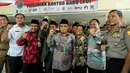 Ketua Umum Lembaga Persahabatan Ormas Islam (LPOI), KH Said Aqil Siroj berfoto bersama usai hadir dalam acara temu media di Jakarta, Senin (13/8). LPOI terdiri dari gabungan 14 Ormas Islam. (Liputan6.com/Faizal Fanani)