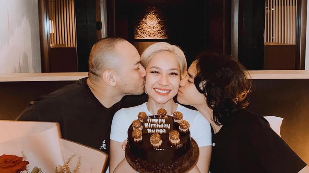 Potret Bunga Citra Lestari Tampilan dengan Riasan Natural dan Awet Muda saat Dapat Kejutan Ulang Tahun ke-42 dari Keluarga hingga Sahabat