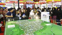 Pekerja  menerangkan kepada calon pembeli properti saat pameran Indonesia Property Expo (IPEX) 2018 di Jakarta Convention Centre, Sabtu (3/3). Gelaran tahunan ini juga digelar untuk mendukung Program Nasional Satu Juta Rumah. (Liputan6.com/Angga Yuniar)