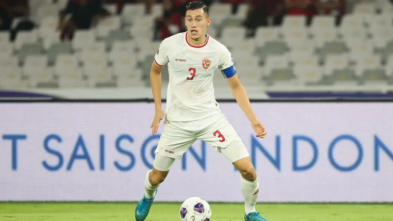 Aksi Jay Idzes pada laga Timnas Indonesia vs Arab Saudi di Kualifikasi Piala Dunia 2026 zona Asia (c) Abdul Aziz