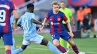 Aksi Frenkie De Jong dalam laga antara Barcelona kontra Celta Vigo dalam lanjutan La Liga 2023/2024 pada 23 September lalu. (AFP/Pau Barrena)